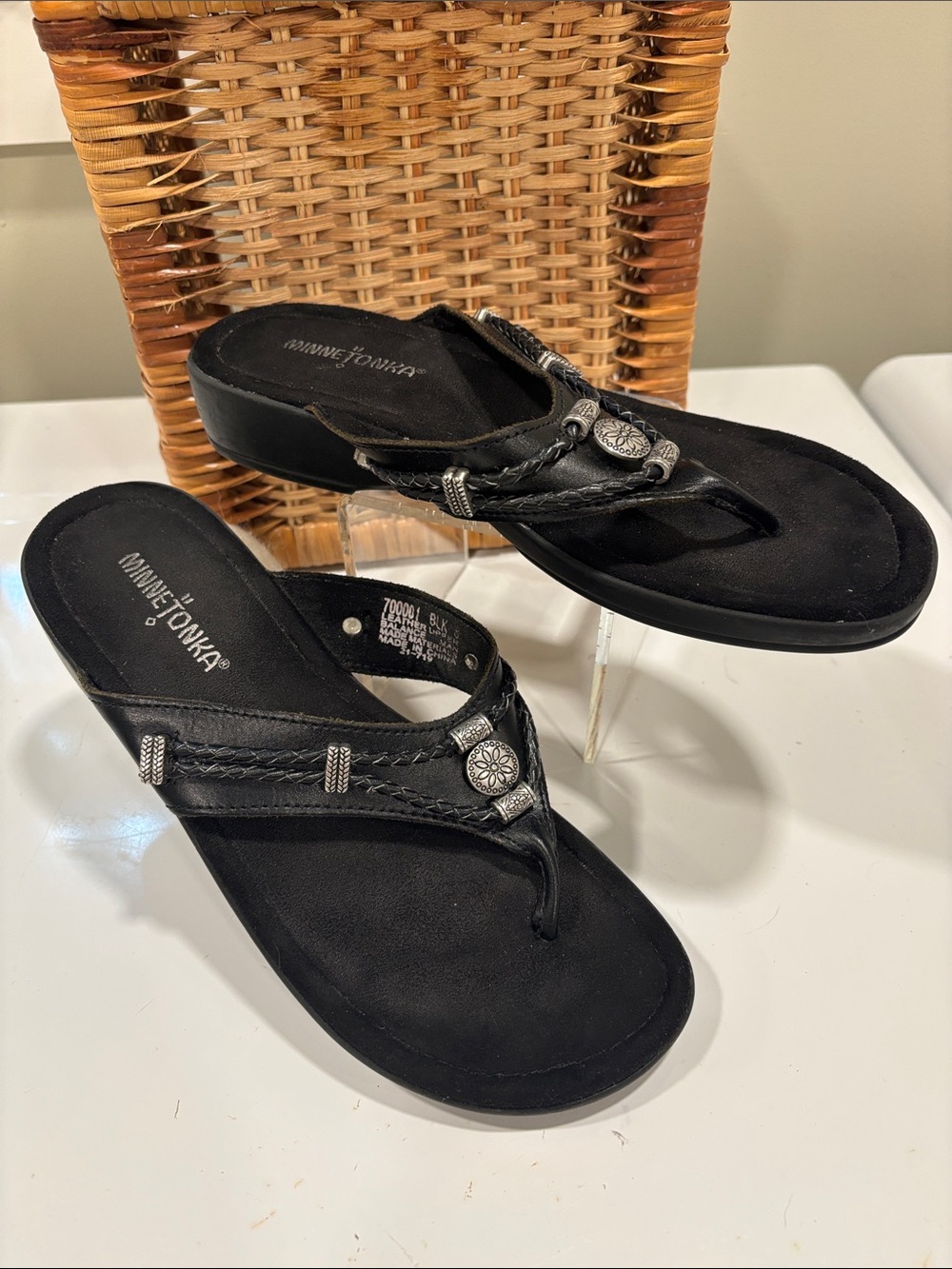 Minnetonka Silverthorne 360 Black Braided Thong Western Sandals